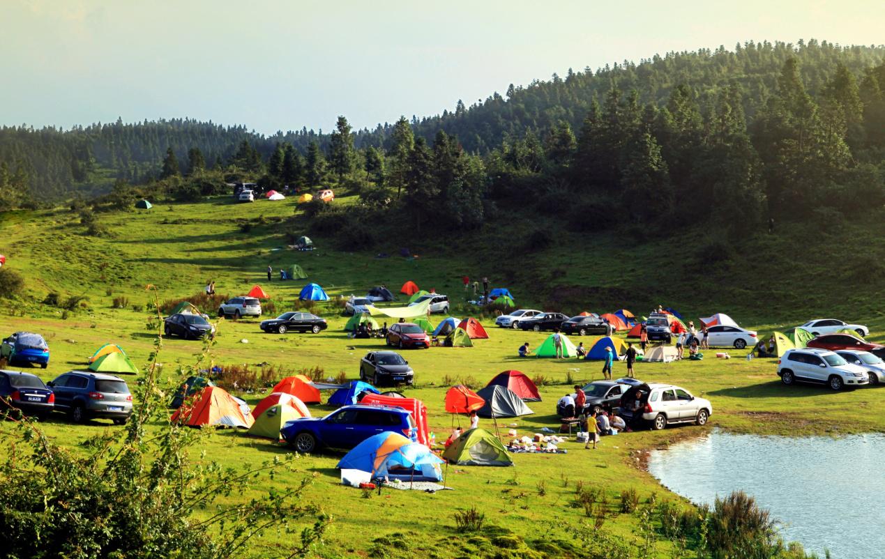6月14日，到仙女山用650寸巨型电视机看世界杯开幕
