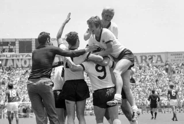 足球皇帝贝肯鲍尔欧洲杯,2002世界杯德国足球皇帝贝肯鲍尔