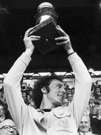 日韩世界杯黑暗时刻贝肯鲍尔,贝肯鲍尔君临天下庆祝动作