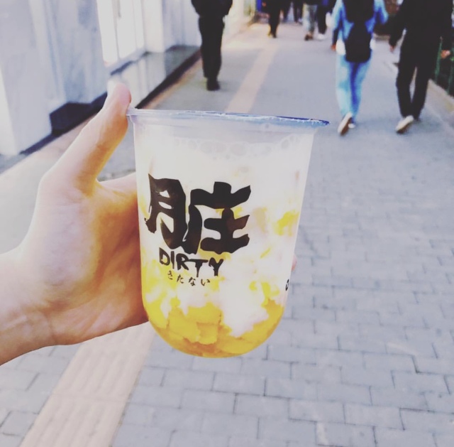 晚上在青岛吹着海风吃海鲜,青岛吹着海风吃着烧烤