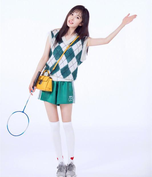 杨幂晒照秀窈窕身材,杨幂秀腿元气