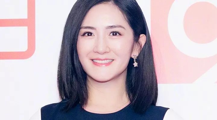 唐嫣粉唇,唐嫣鸭舌帽大红唇