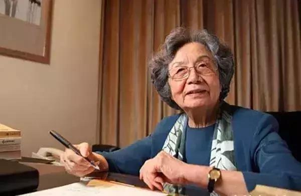 94岁裸捐1857万，她是中国最后一个穿裙子的先生，却从未上热搜，少人问津……