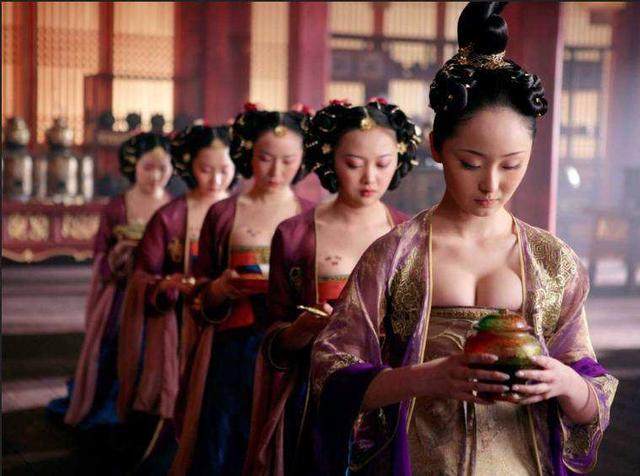 清朝灭亡后,王爷太监宫女都很惨,为何这一种职业却很吃香