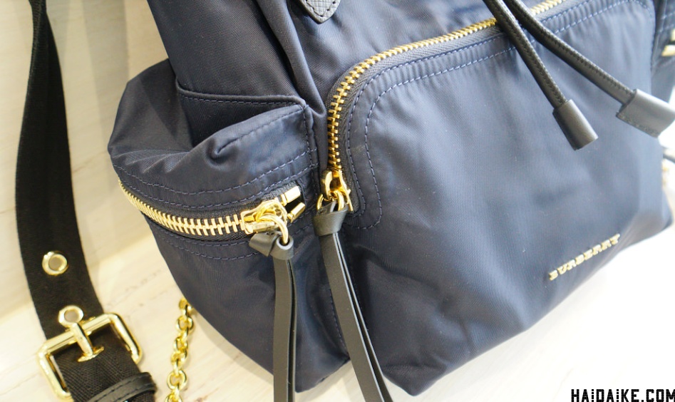 burberry军旅双肩包中号上身图,23年burberry包