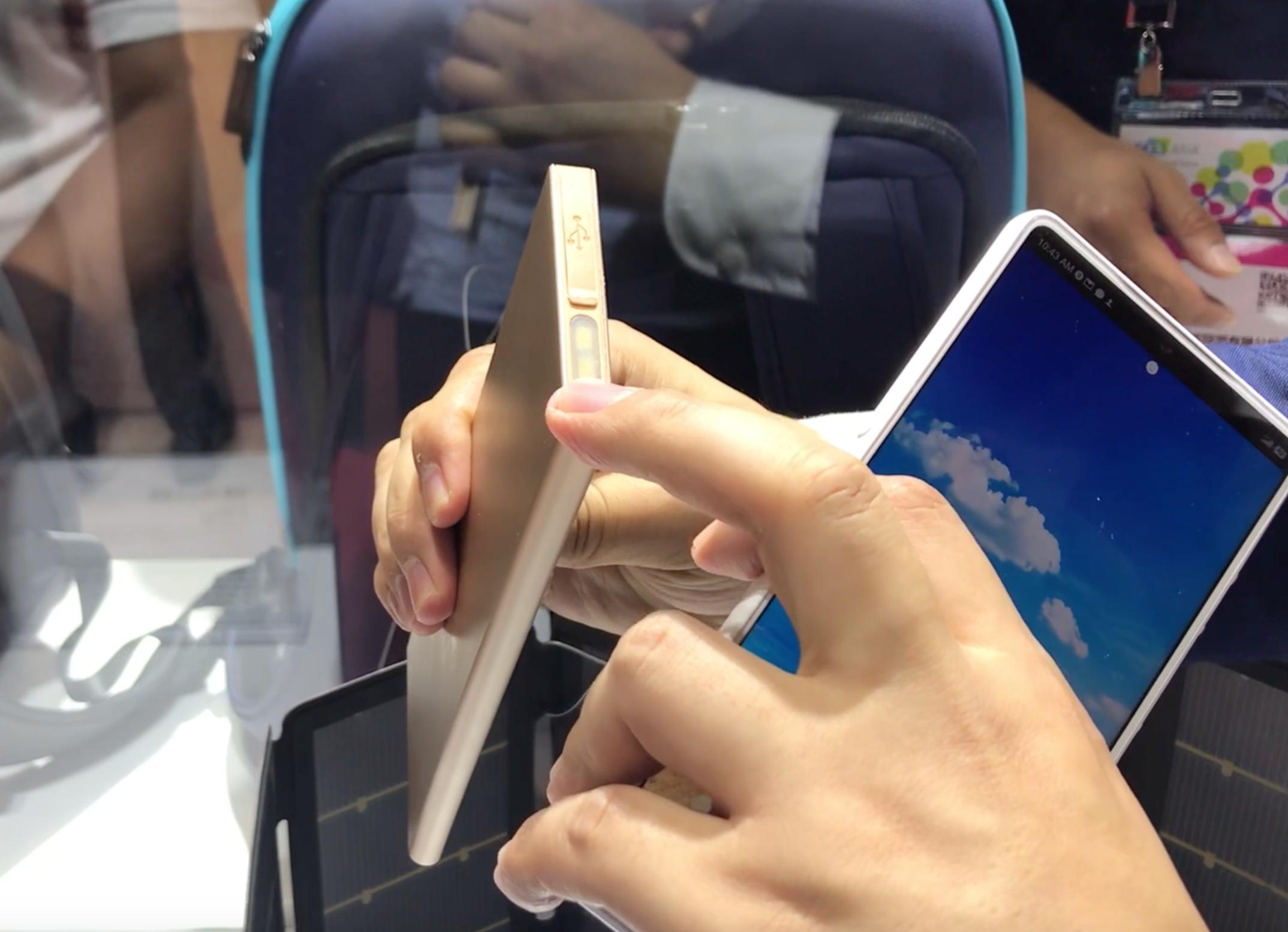 走到哪里都有电都有网的充电宝,solarcharger太阳能充电宝