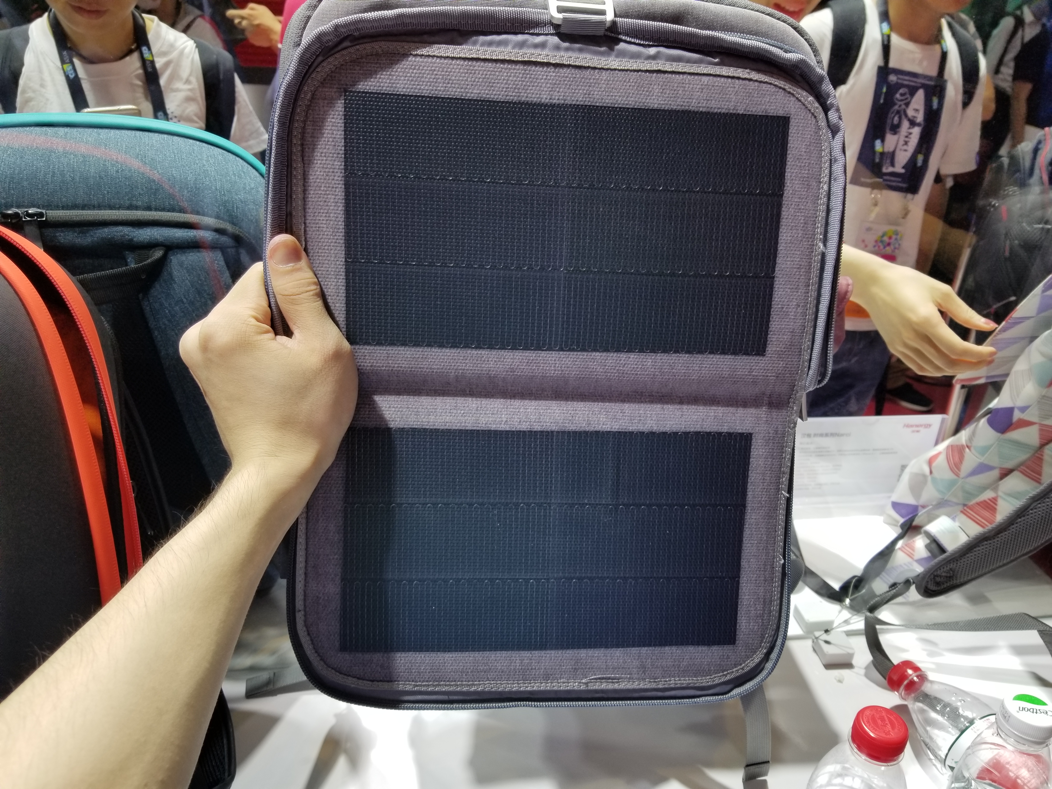 走到哪里都有电都有网的充电宝,solarcharger太阳能充电宝