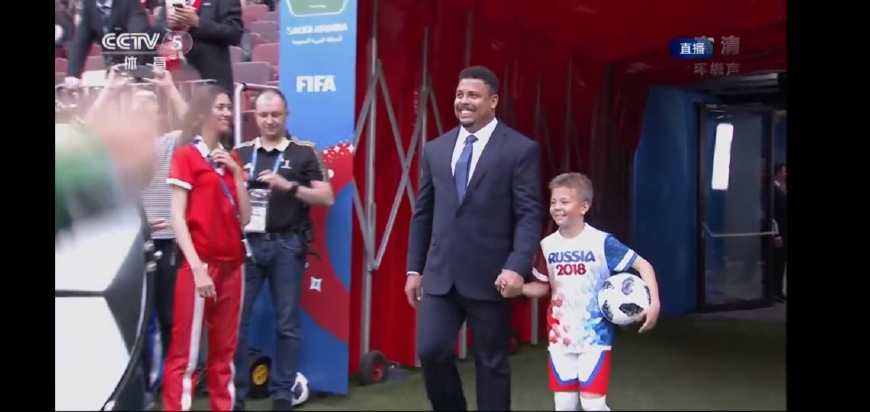 罗比威廉姆斯wearethechampions,罗比威廉姆斯世界杯开幕式竖中指