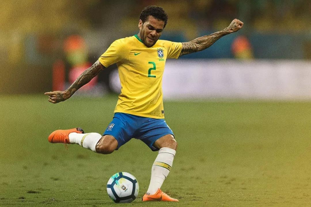 除了nike和adidas还能穿什么,耐克阿迪球衣对比