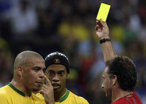 足球什么时候有红黄牌,足球赛场上红黄牌最多的一场