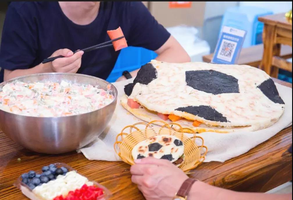 肉夹馍店老板7天爆改世界杯主题餐厅，网易、华为员工争着入伙