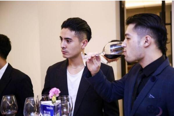 1895chain与美女资源第一人郭吉军成功举办足球宝贝之夜活动