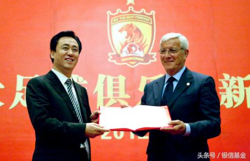 足球在绿茵场滚动,在绿茵场上肆意奔跑的快乐