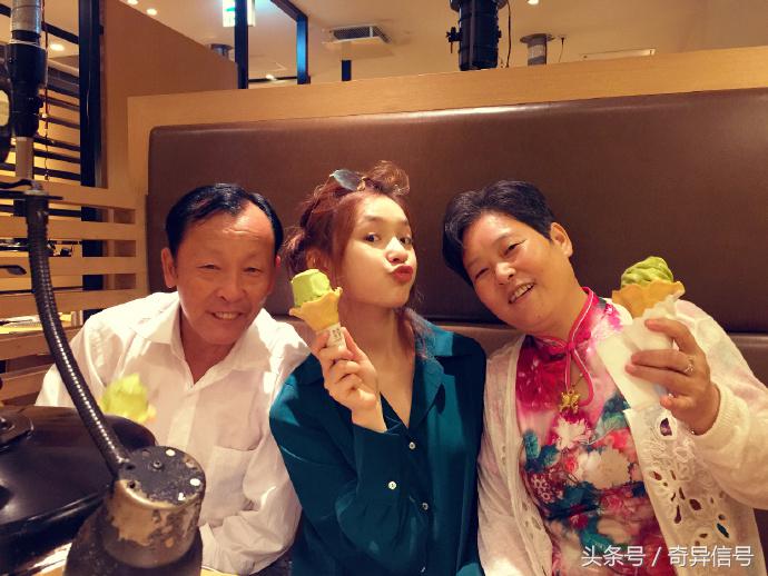 林允给爸爸买了台手机险遭退货，网友：看来我们的父母都一样