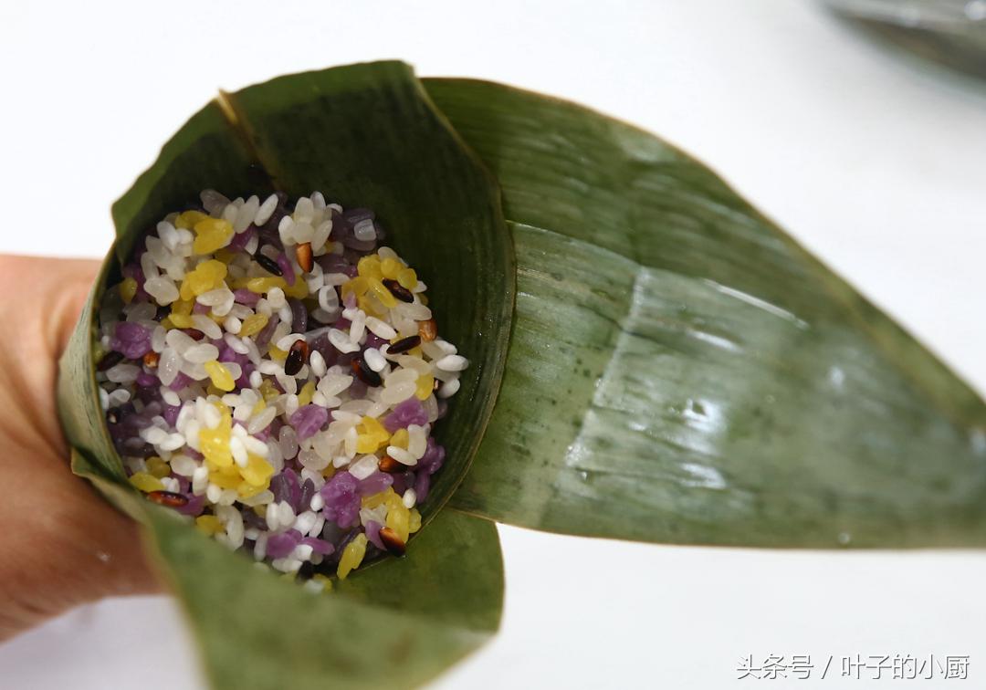 不会包粽子简单的蒸一下,不会包粽子的慢动作