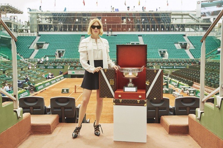 路易威登太子妃低V登上世界杯绿茵场，俄罗斯国宝超模长得像舒淇