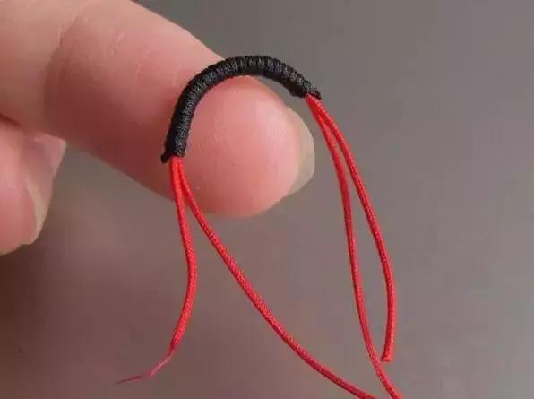 吊坠扣头绳子绑法,有金扣头的吊坠如何绑绳子