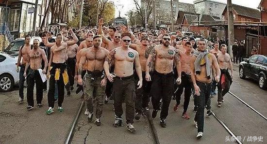 英国足球流氓夸自己战斗力高，这两国人笑了，莫斯科保卫战将再现