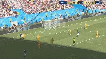 世界杯第一个被踢破的球诞生，可见法国和澳大利亚拼的有多凶