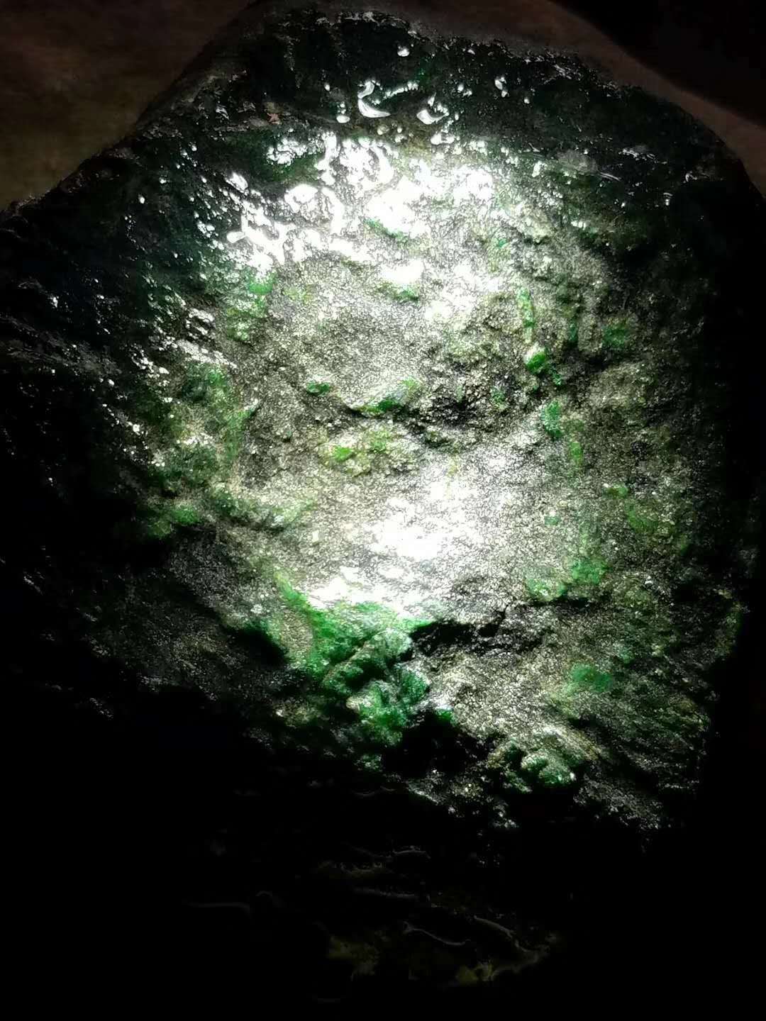 翡翠原石哪里的会出帝王绿,什么样的翡翠原石绝对满绿