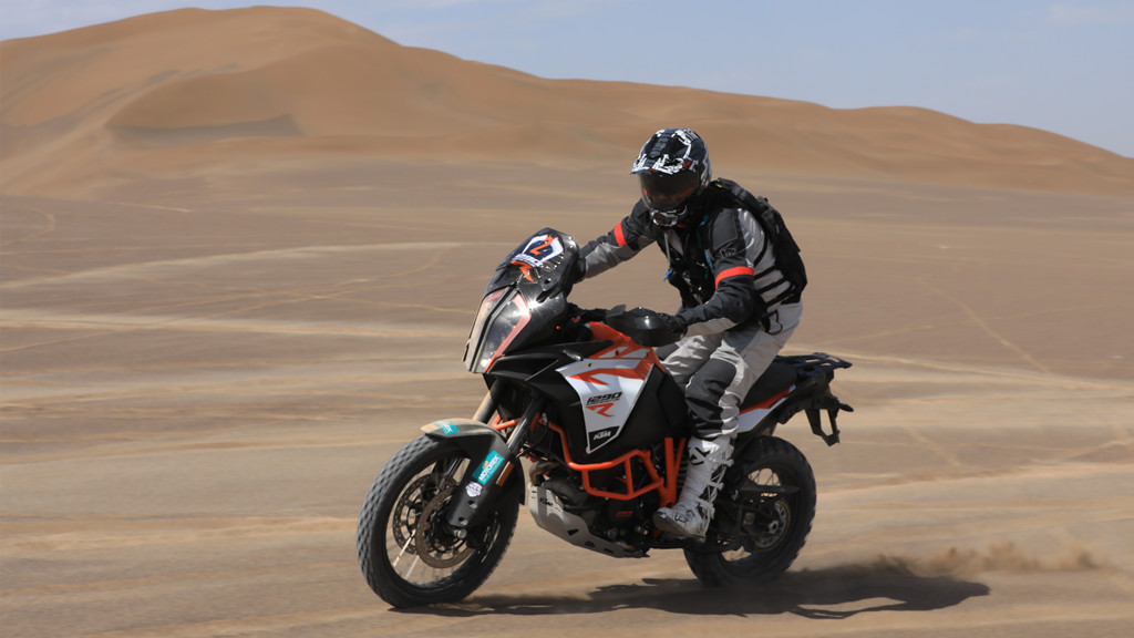 2018款ktm1290s测试,ktm1290advs版22款与23款区别