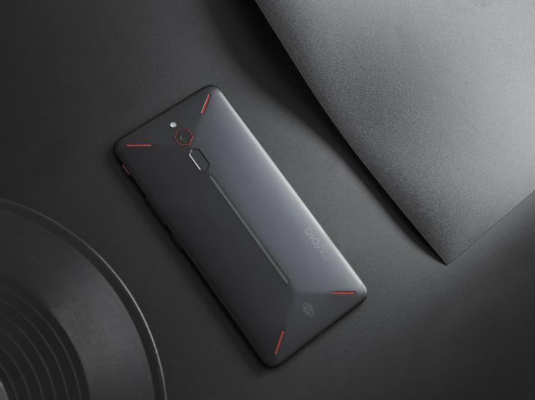 远程看世界杯已满足不了你？用红魔游戏手机来场足球比赛吧