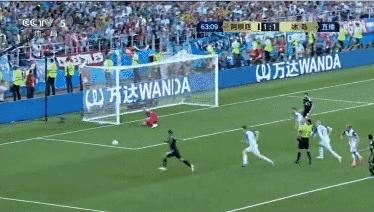 冰岛导演扑出梅西点球今天快被冰岛人笑岔劈了!