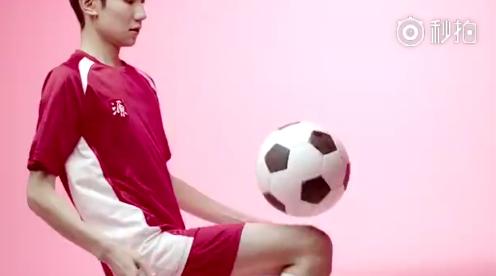 tfboys王俊凯跑调王源救场千玺笑,王俊凯王源给易烊千玺宣传