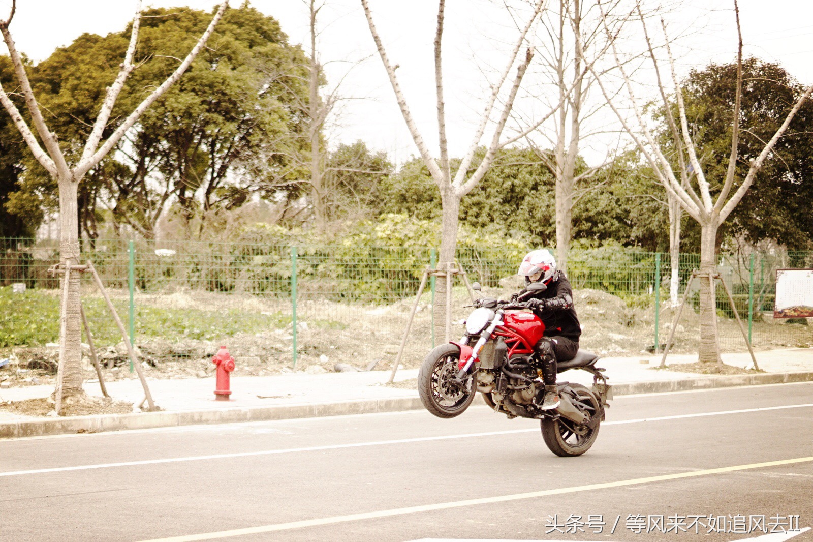 摩托车翘头怎么做到的,摩托车翘头简单技巧