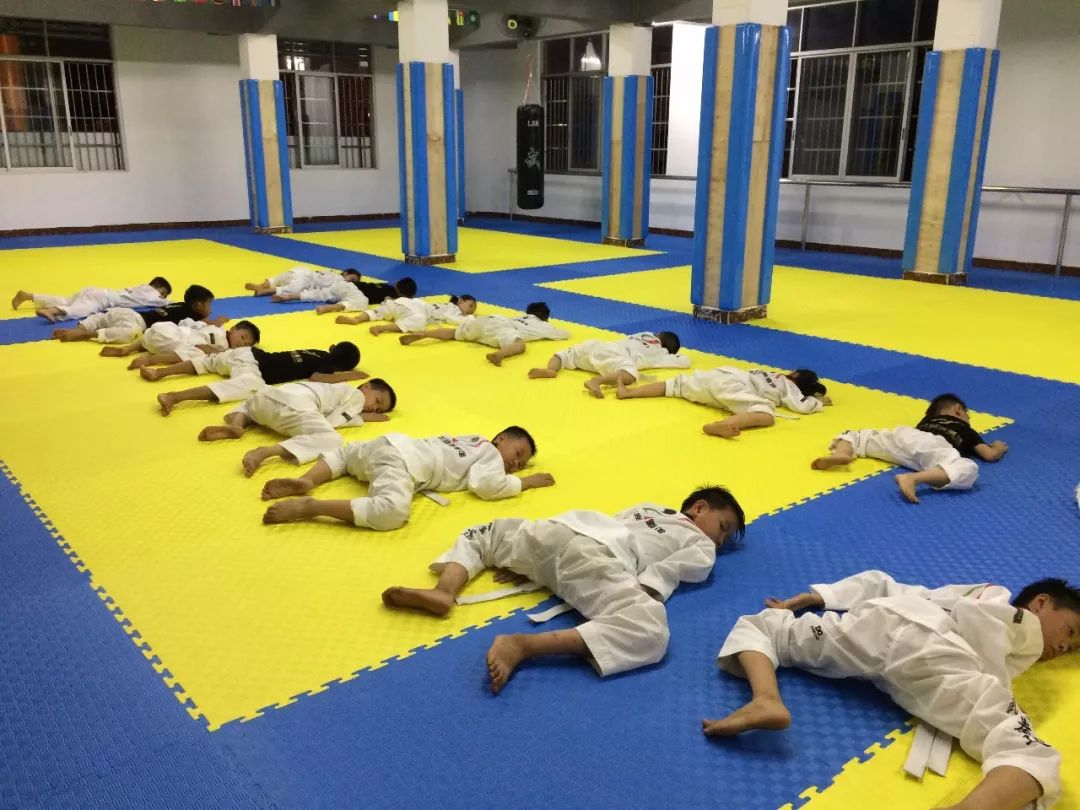 100元抵500元！赶快给孩子抢个名额，这个夏天一起去“踢馆”！