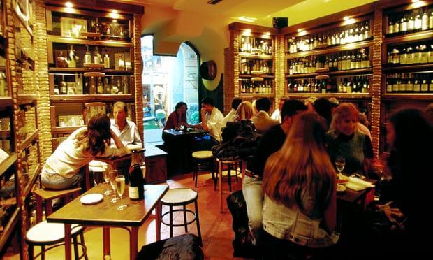 意大利让世界杯走开酒吧空空荡荡只一个中国球迷在看球