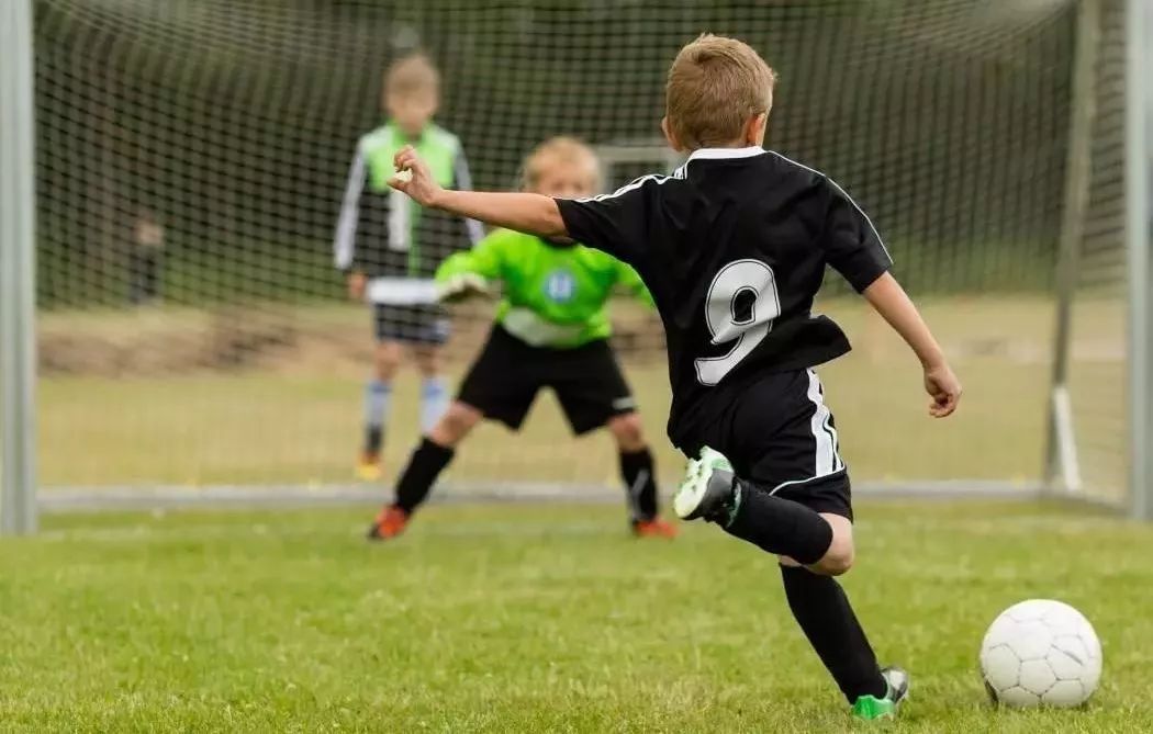在这款比拼技巧的足球游戏中,所有玩家都努力“踢烂”对手的屁股