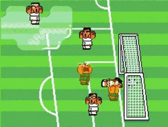 在这款比拼技巧的足球游戏中，所有玩家都努力“踢烂”对手的屁股