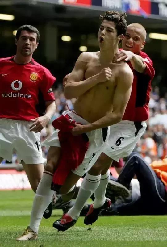 33岁的c罗依然有着20岁的身体,c罗的自律从一瓶可乐开始