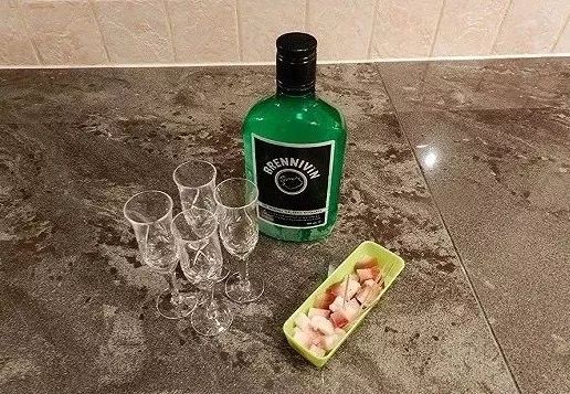 吃变臭鲨鱼肉，喝土豆香菜酿的酒，冰岛人的美食真让人出乎意料！