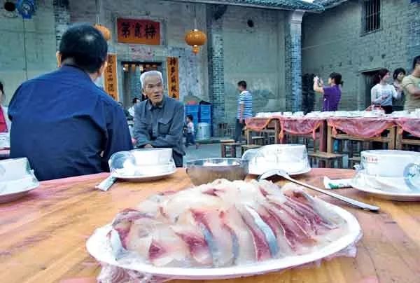 一男子吃月饼吃出寄生虫,诡异事件男人吃虫