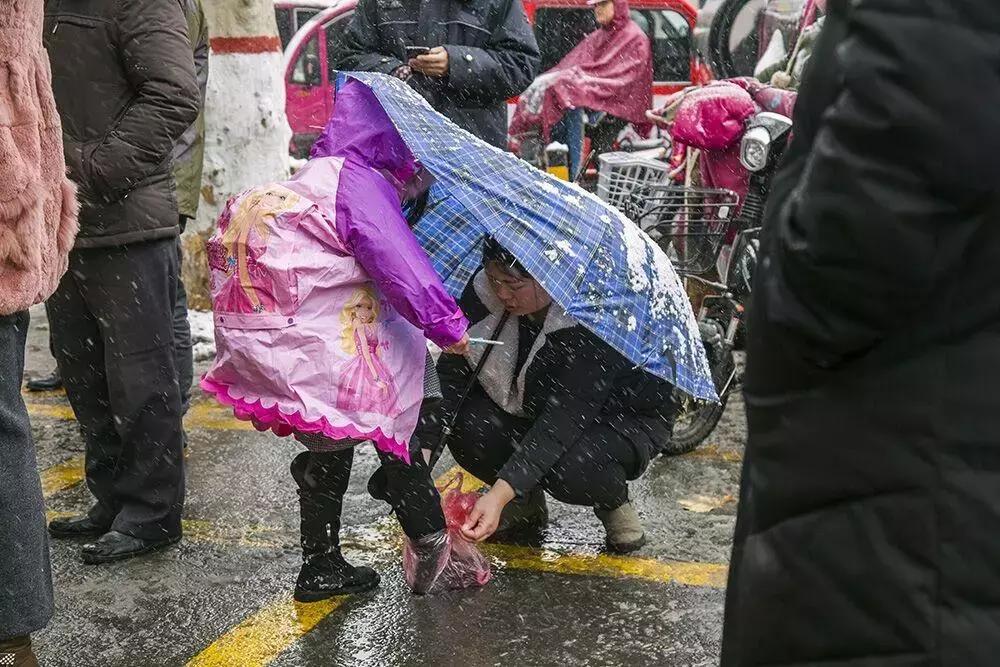 美女踢球裙飞扬双胞胎拍照一样样雪中更显慈母心真实情感放心上