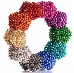 小孩往身体里塞弹珠,小女孩玩磁力珠不小心塞进鼻子里