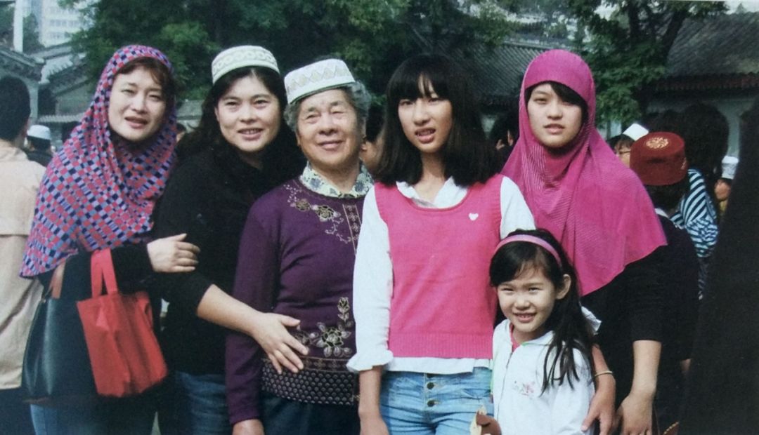 为什么少数民族的服饰都很好看,为什么少数民族衣服花里胡哨