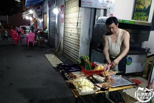 不管有没有世界杯,这家几平方的无名烧烤摊,牛肉串都要预定!