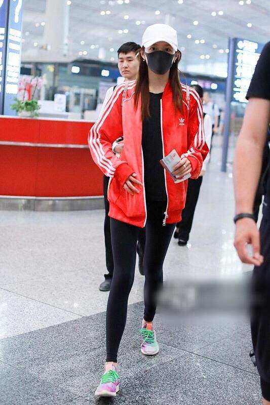 杨幂迪丽热巴黑色衣服,迪丽热巴穿杨幂同款卫衣现身