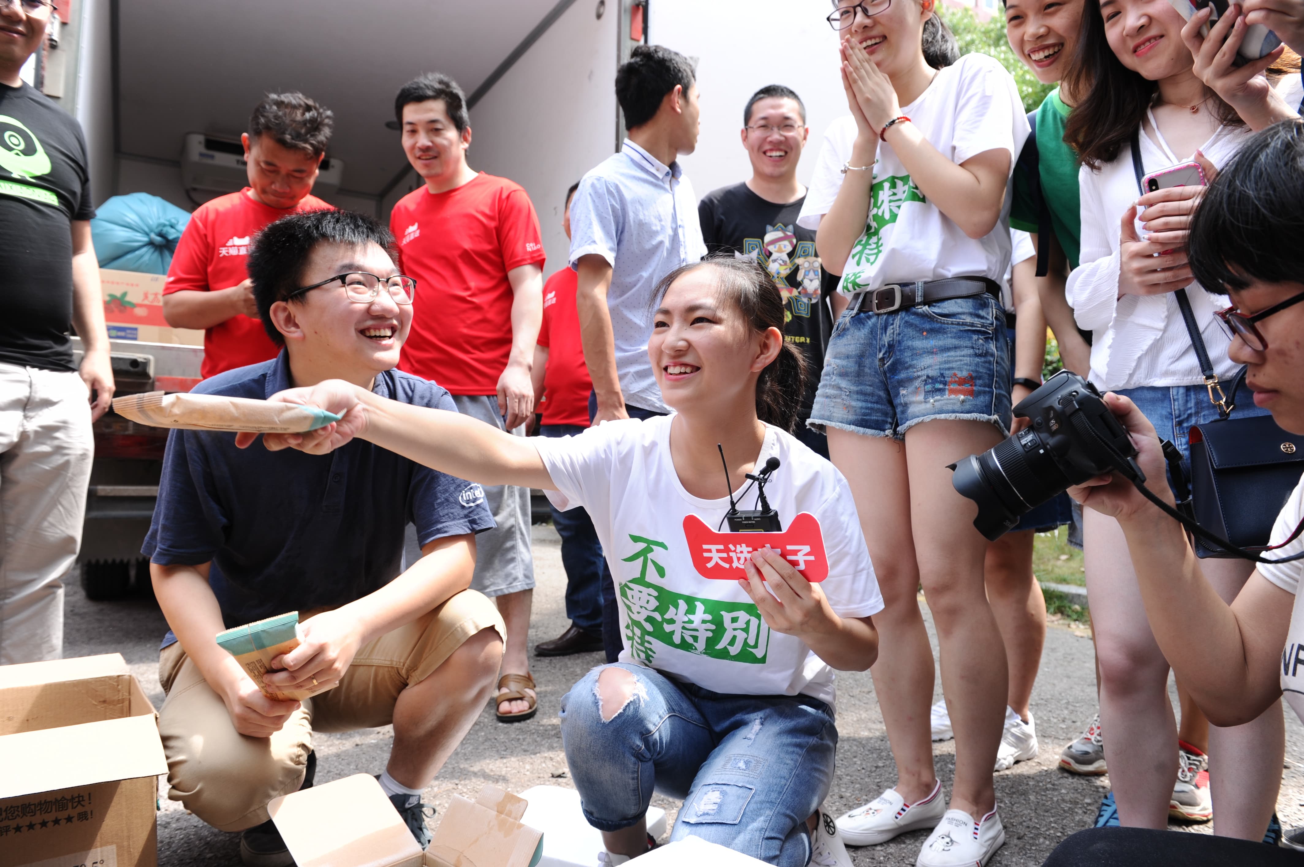 *京大南**二女生收到618个包裹，全是送的
