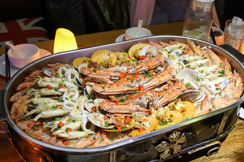 赏着足球运动员的翘臀，吃着厦门超大大大大的海鲜大咖