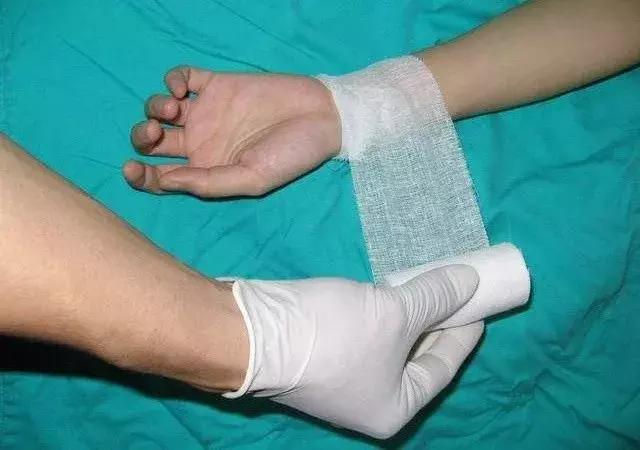 足球场上恐怖的受伤瞬间大腿割伤,足球受伤恐怖瞬间合集