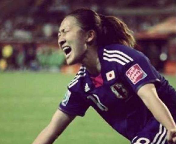 日女足队员豪言脱衣引美女球员比拼，美国一人碾压亚洲三国美女