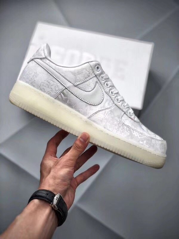 AJ1橘红、yeezy白斑马、ClotXAF1白丝绸、黑*弹子**哪双会更style