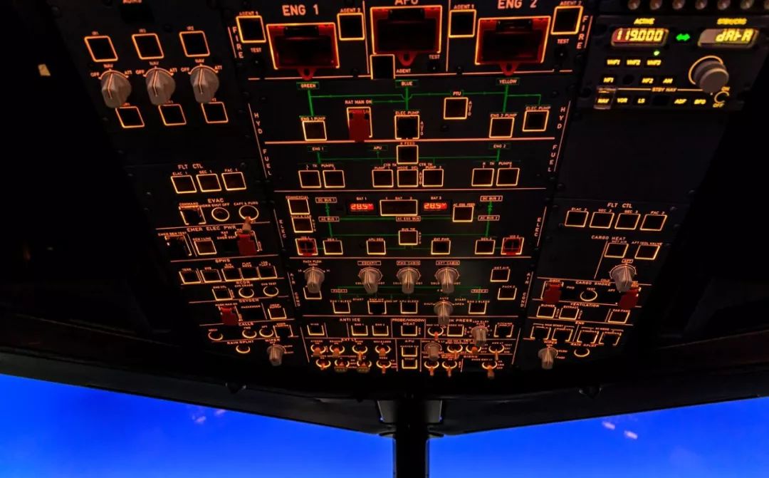 什么？你的当班飞行员，居然沉迷电玩？！