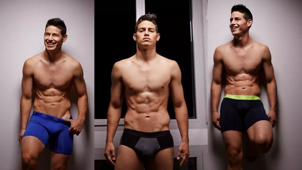 c罗没有进球靠在广告牌上,c罗把球踢得多高