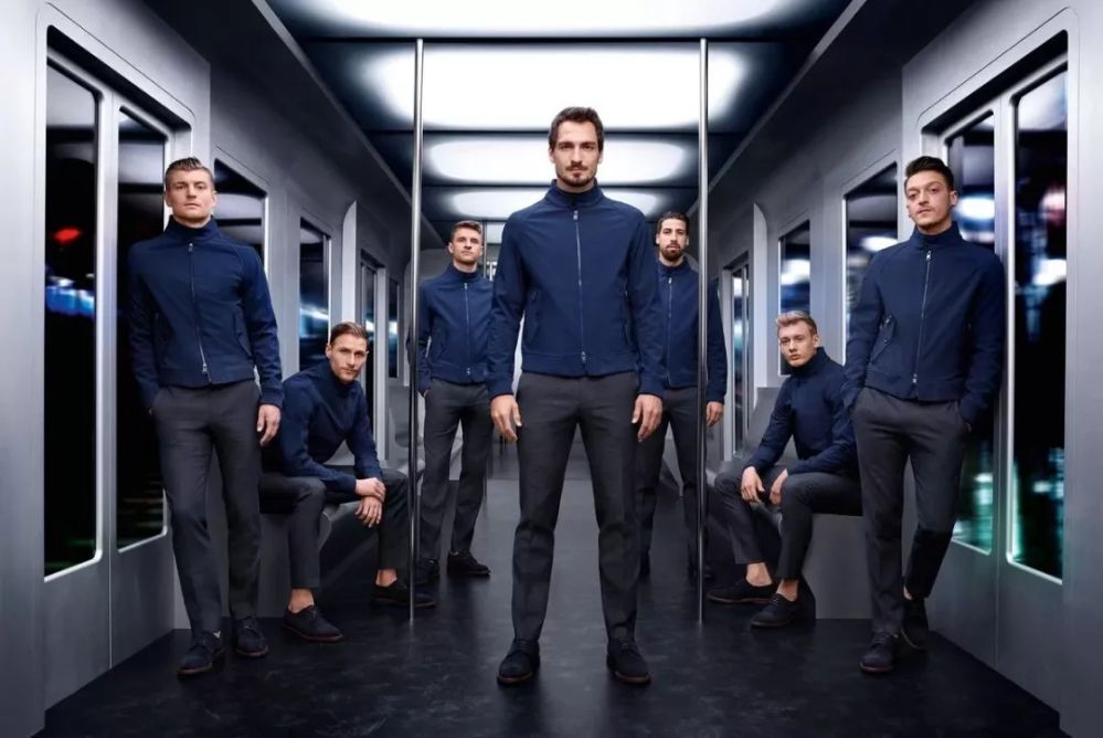 c罗没有进球靠在广告牌上,c罗把球踢得多高