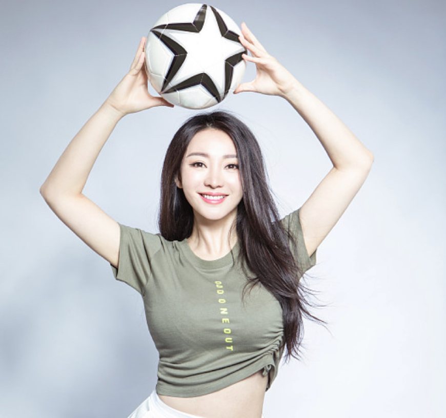 柳岩拿足球照,柳岩媒体拍照完整版